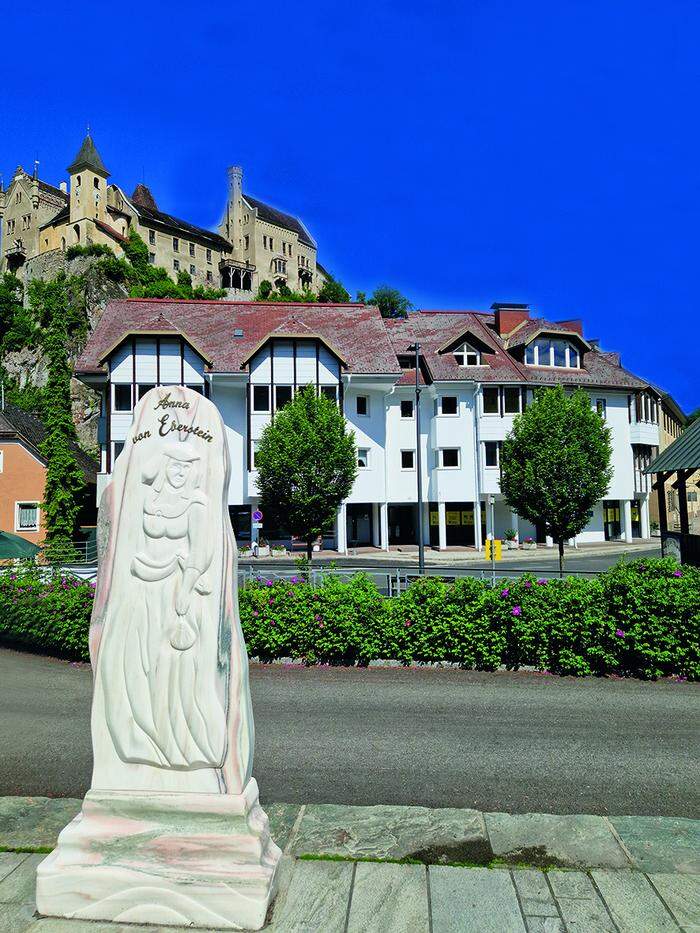 Diese Statue in Eberstein wird von Anna Grant eingeweiht