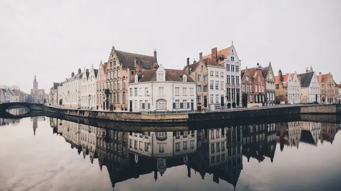 Brügge, Belgien. Wer einen Fuß in die Altstadt von Brügge setzt, hat fast das Gefühl, eine Zeitmaschine zu betreten: Mittelalter mitten in Belgien – zwischen Kopfsteinpflasterstraßen und Kanälen. Insbesondere der lebhafte Marktplatz lädt zum Schlendern zwischen historischen Gebäuden und zum Kosten feinster kulinarischer Spezialitäten ein. Bei einem Glas Wein oder Bier lässt sich der erlebnisreiche Tag hier perfekt ausklingen.