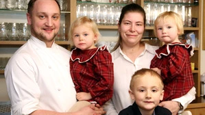 Michael und Sandra Grillitsch mit den Kindern Miriam, Lara und Moritz