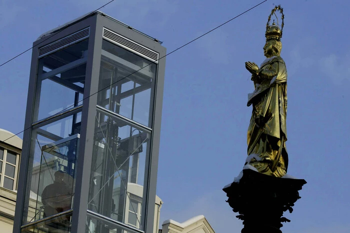 Richard Kriesches Marienlift holte die Bevölkerung auf Augenhöhe mit der Marienstatue am Eisernen Tor. 2007 kam der Lift nach Hartberg.