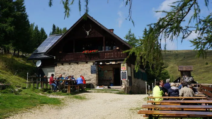 Zahlreiche Hütten, wie hier die Offnerhütte, lassen diese Tour zur Schmankerltour werden. Fahren Sie mit!