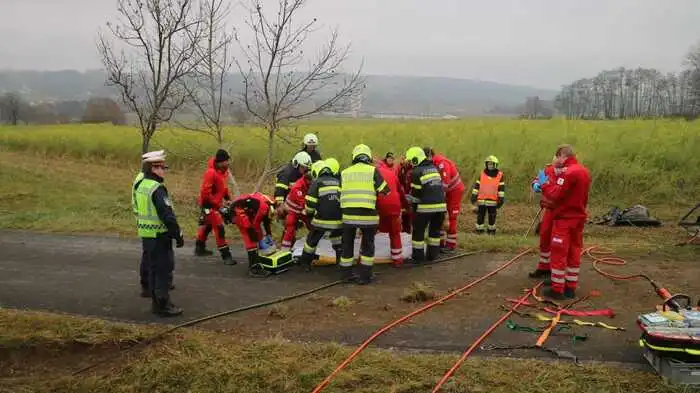 In Lafnitz kam es am Dienstagvormittag, dem 29. November, zu einem schweren Unfall. Eine 56-Jährige aus Hartberg-Fürstenfeld dürfte aus bisher unbekannter Ursache Richtung Fahrbahnmitte gelenkt haben. Ein 44-jähriger Autofahrer konnte nicht mehr ausweichen. Die beiden Fahrzeuge kollidierten und wurden die Böschung geschleudert.