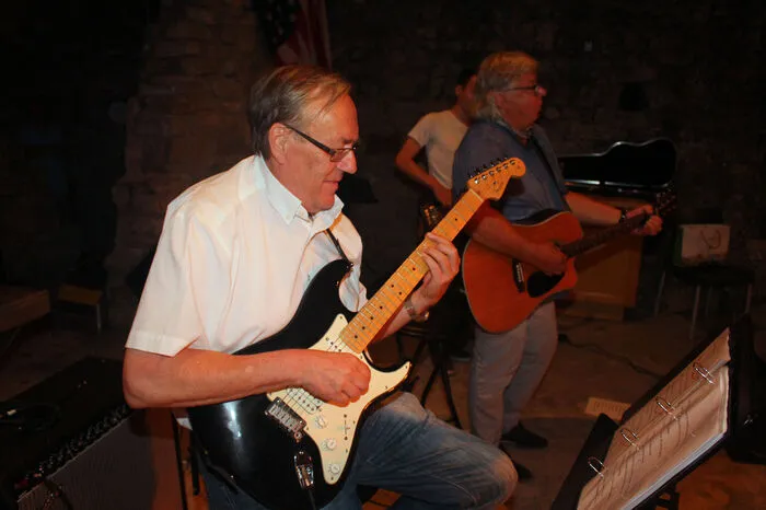 Moderiert wurde die Legenden-Nacht von Werner „Blumi“ Blumauer, der selbst ein Teil der legendären Rockszene der Weststeiermark ist. Begeistert von den musikalischen Darbietungen, die zum Mitsingen und Tanzen animierten, waren unter anderen die Nationalratsabgeordnete Elisabeth Grossmann, Köflachs Stadtchef Helmut Linhart, Voitsbergs Vizebürgermeister Walter Gaich und Kulturmanagerin Evelyne Oswald. Bürgermeister Ernst Meixner (Foto) genoss das Konzert nicht nur von den Publikumsrängen aus, er sorgte als Bassist der Gruppe BürgerMeixner &amp; Friends auch selbst für Stimmung.