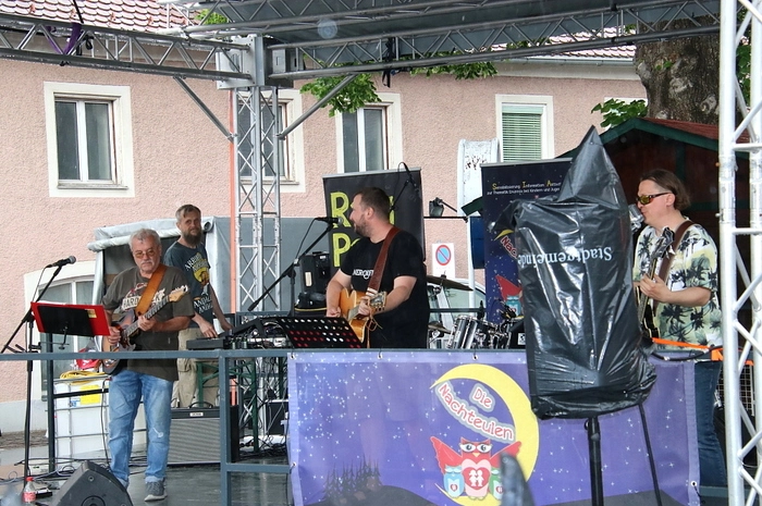 Die Band RagPack mit Stefan Waltensdorfer heizte dann so richtig ein. Auch „Der Biker“ der am Samstag in der „Halle für Alle“ in Geistthal im Zuge des Triker und Biker Festivals ein Konzert geben wird, hat in Köflach einen kurzen Einblick in sein Programm geboten und einige Nummern aus seinem Repertoire zum Besten gegeben.