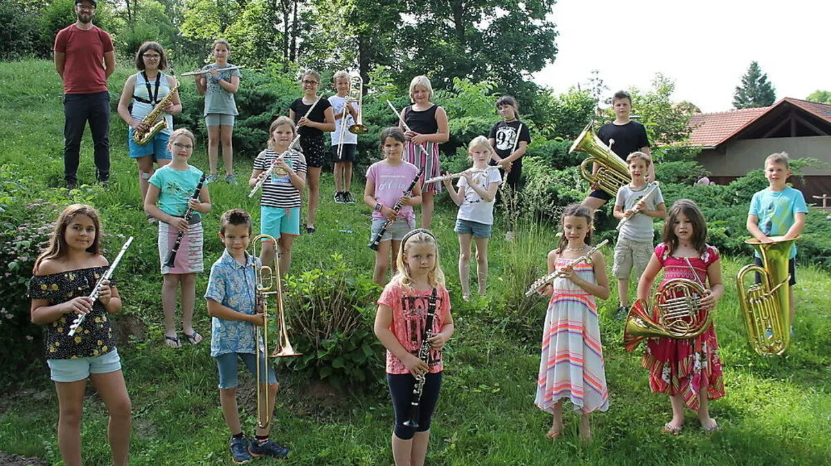 Diese Kinder lernen bereits einige Zeit Orchesterinstrumente und spielen im Miniblasorchester