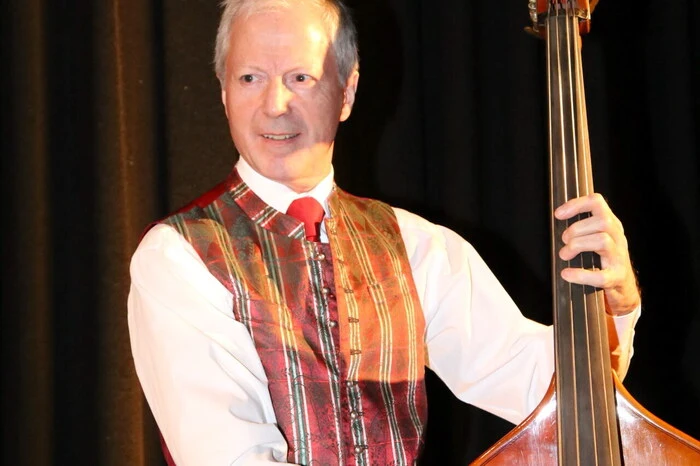 Übrigens: Er überzeugte als Musiker am Bass: Generalvikar Engelbert Guggenberger (unser Foto)