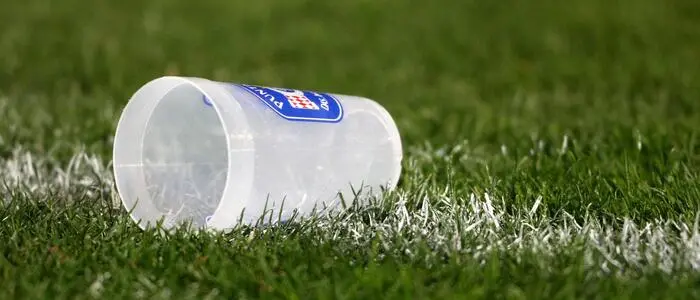 Ein Bier zum Kick gehört viele Fußballfans einfach dazu