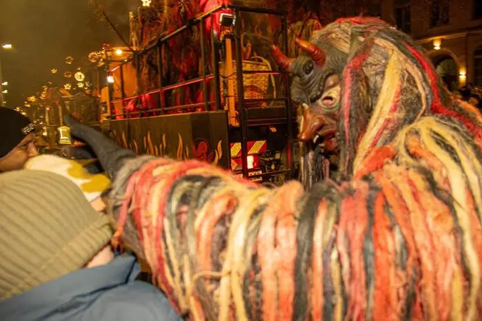 Kurz nach 17 Uhr war es dann soweit, die Sirenen heulten auf und der Nikolaus fuhr zum ersten Mal mit seinen dunklen Gesellen durch die Allee. 