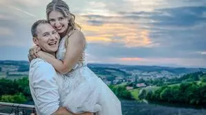 Christoph trägt seine Stefanie auf Händen