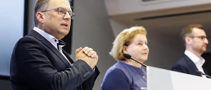 ÖVP-Sozialsprecher August Wöginger, Sozialministerin Korinna Schumann (SPÖ) und Neos-Sozialsprecher Johannes Gasser