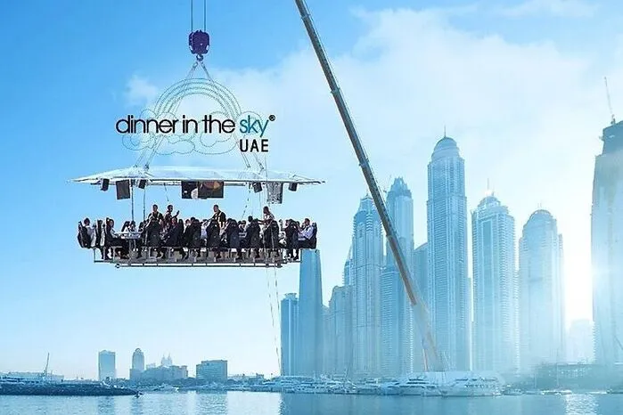 Nach den Sternen greifen und gleichzeitig eine exzellente Auswahl an Speisen und Getränken genießen? Nichts leichter als das beim „Dinner in the Sky UAE“. Sei es, um einen ganz persönlichen Anlass zu feiern oder ein nicht-alltägliches Dinner zu genießen, dieses Erlebnis ist mit jedem Schluck oder Bissen atemberaubend. Es wird ein Drei-Gänge-Menü serviert und ein „Flug“ dauert 90 Minuten. Nachdem nur 22 Sitzplätze pro „Session“ angeboten werden, empfiehlt sich eine rechtzeitige Vorausbuchung.