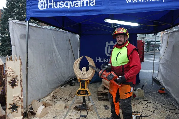 ...kann man auch einem Holzschnitzer mit seiner Motorsäge bestaunen.