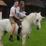 Noch ein bisserl unsicher hoch zu Ross: Andreas Gabalier mit Laura Schweighofer, Besitzerin des Pferdes
