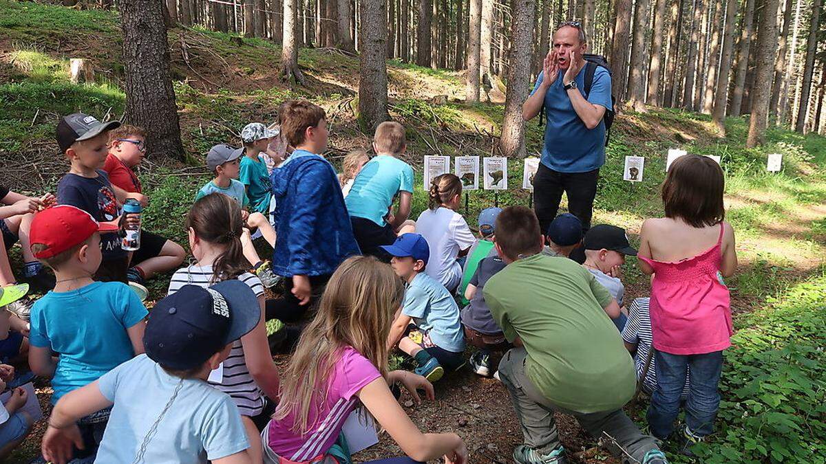 Im Wald wird ausprobiert, wie es sich gut spielen lässt