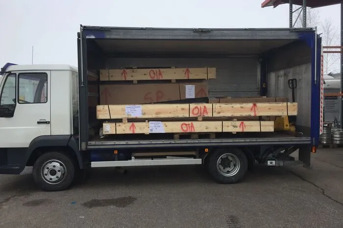 Nach der Verschiffung wurden die Teile per Lkw angeliefert