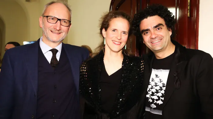 Rolando Villazón mit dem IntendantInnenduo Dietmar Schwarz (Deutsche Oper Berlin) und Nora Schmid (Grazer Oper)