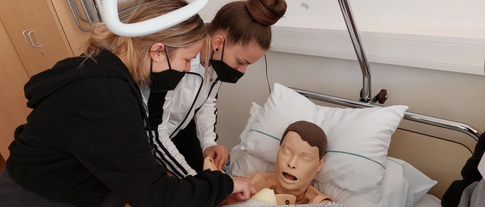 Die Grundausbildung war dreijährig, eine Zusatzausbildung zur Pflegeassistenz war möglich. Nach Abschluss der Fachschule konnte man sich auch zur Pflegefachkraft ausbilden lassen oder später ein Studium für Gesundheits- und Krankenpflege an der FH Joanneum beginnen