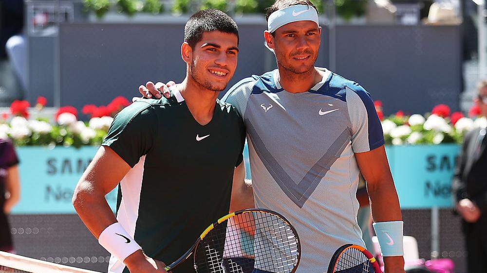 Carlos Alcaraz (links) besiegte sein Vorbild Rafael Nadal.