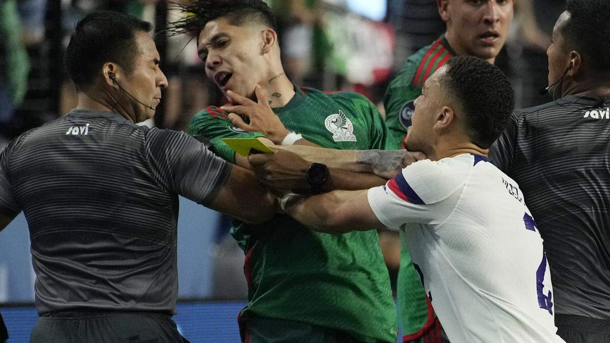 Vier Rote Karten gab es bei USA gegen Mexiko