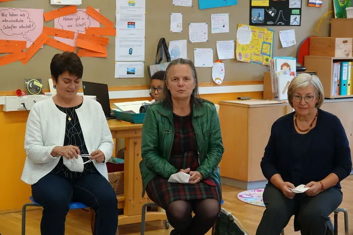 Zu Gast waren Katharina Lanzmaier-Ugri und Martina Huber-Kriegler von der Pädagogischen Hochschule Graz. Auch die ehemalige Direktorin Monika Streicher und Bürgermeister Hermann Trinker lauschten den Kindern