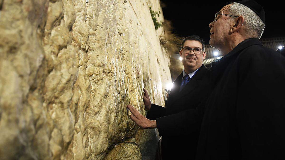 Bundespräsident Alexander Van der Bellen vor der Klagemauer in Jerusalem. Im Hintergrund: Oskar Deutsch, Präsident der israelitischen Kultusgemeinde 