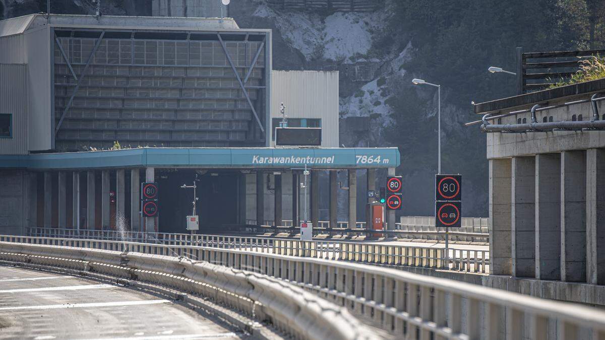 Polizisten verhinderten die Einfahrt eines brennenden Sattelzuges