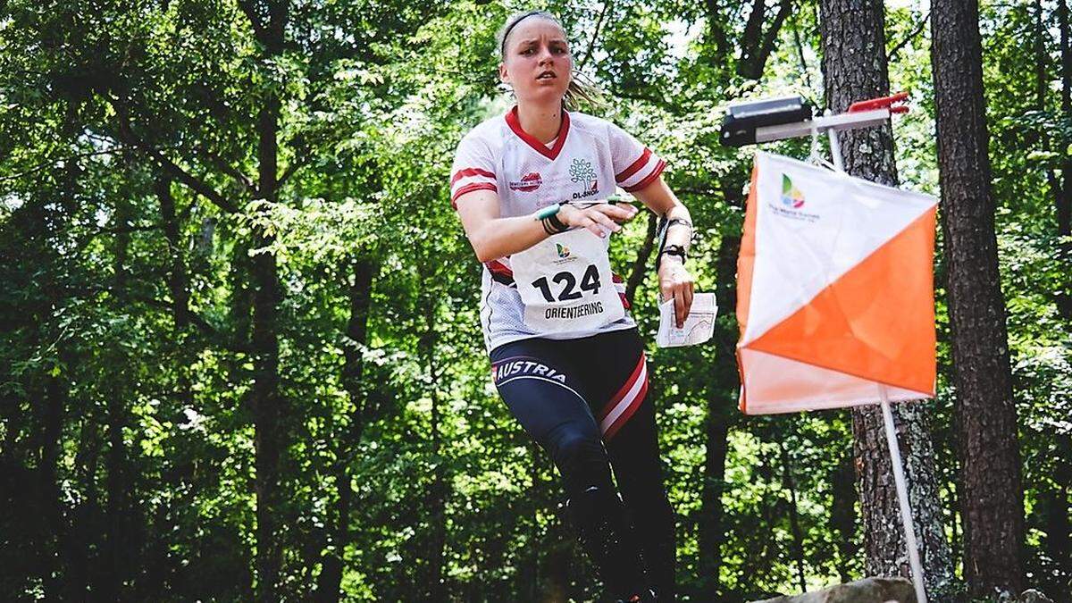 Nationalkaderathletin Laura Ramstein beim Erreichen eines Kontrollpunktes im Wald