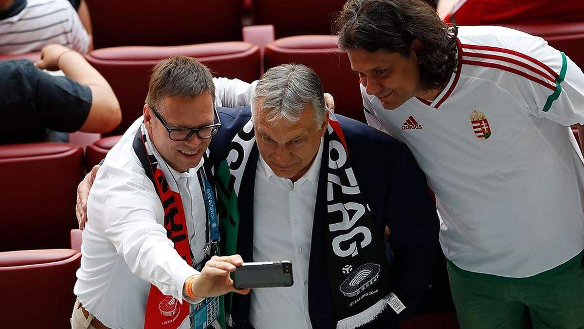 Fußballfan mit Fans: Orban beim Spiel gegen Frankreich
