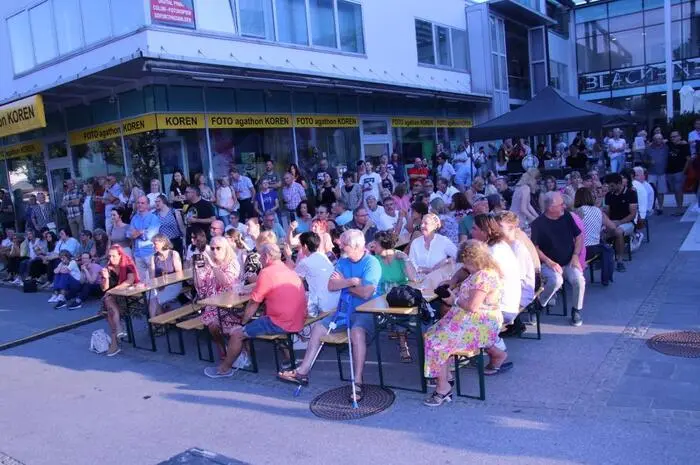 Stadträtin Steffi Galler eröffnete das Konzert.
Die Gruppe „Grenzenlos“ rund um Rob Hirsch begeisterte die Besucher mit ihrer Interpretation der von der Austropop-Institution STS kreierten Songs, und das mit einer „Überdosis G‘fühl“.