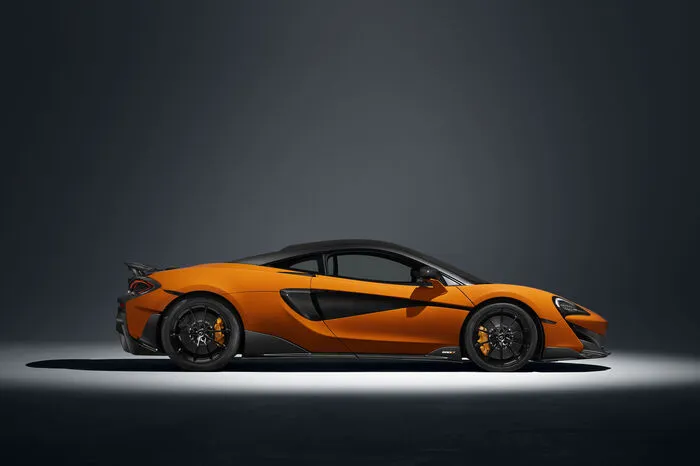 Wer später bremst, ist schließlich länger schnell, und genau darum geht es bei diesem McLaren: Kein Klimbim oder Features, die vielleicht schnell aussehen. Sondern nur die Dinge, die auch wirklich eine Funktion haben und die Fuhre schneller, stabiler oder fahrbarer machen. Und das fängt schon mit der Karosserieform an. LT steht nämlich für „Long Tail“, also Langheck, einem bewusst in die länge gestreckten Hintern, um den Luftwiderstand möglichst gering und den Anpressdruck an der Hinterachse möglichst hoch zu halten.