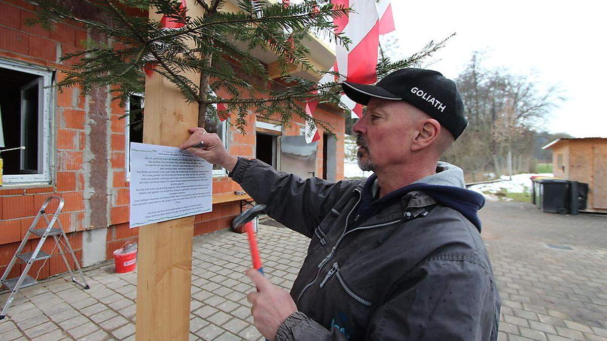 Vereinsobmann Karl Brandl beim anbringen des Gleichenspruchs