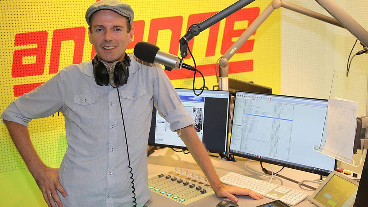 Tommy Schmid bei der Arbeit im Antenne Kärnten-Studio in Klagenfurt