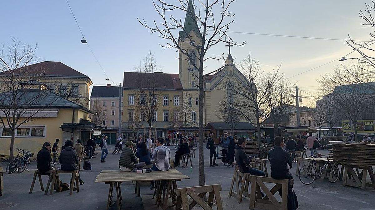 Auch auf dem kaiser-Josef-Platz geht es rund.