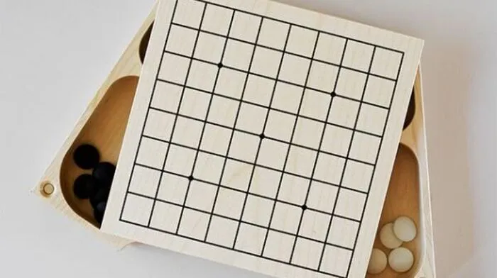 In Handarbeit gefertigtes Spiel, das sich besonders für Reisen eignet