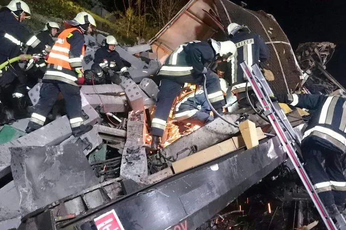 Nachdem er Fahrt aufgenommen hatte, prallte er gegen eine Baumaschine und entgleiste.