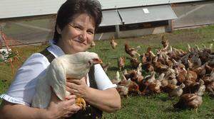 Monika Lerchbaumer mit ihren Hühnern