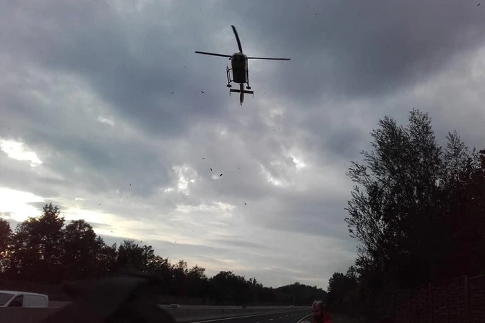 Der Hubschrauber landete mitten auf der Fahrbahn, um den Verletzten zu bergen.