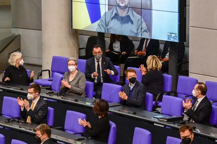 Er richtet seine Appelle direkt an den Westen, um ihm klar zu machen, dass Russlands Präsident Wladimir Putin nicht nur die Ukraine angreift, sondern für ganz Europa eine Gefahr ist.