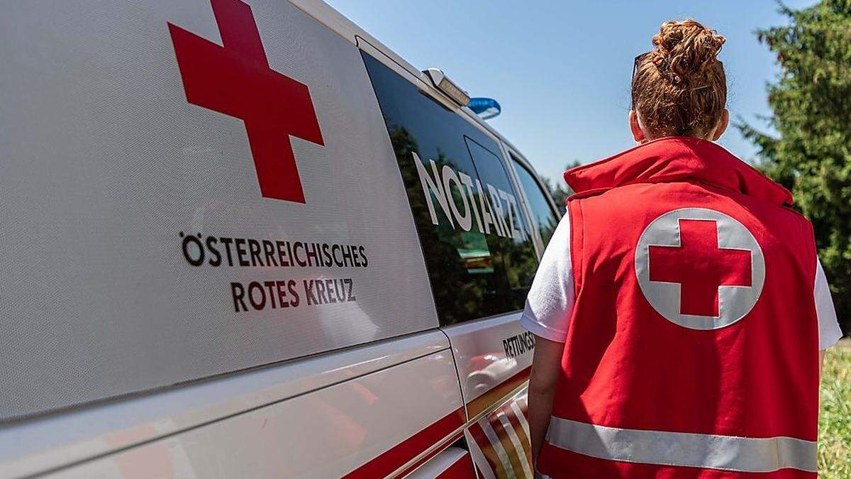 Rettungsteams versorgten der verunglückten Feuerwehrmann