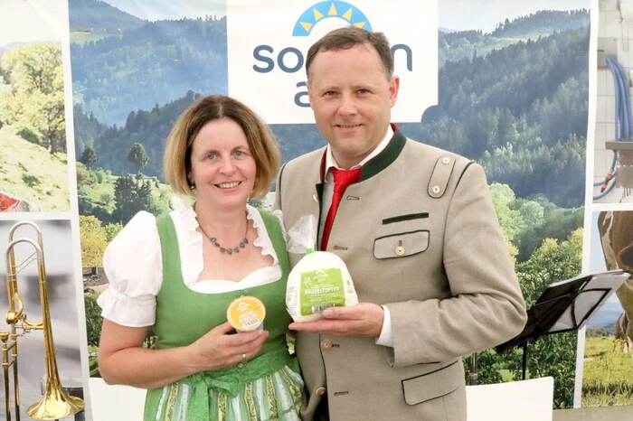 Nach dem Dankgottesdienst konnte „Sonnenalm“–Chef Hannes Zechner mit seiner Gattin Monika (Foto) am Sonntag beim Festakt neben zahlreichen Bürgermeistern unter anderen Landeshauptmann Peter Kaiser, Landesrat Martin Gruber, Landwirtschaftskammerpräsident Siegfried Huber sowie Kärntnermilch-Geschäftsführer Helmut Petschar willkommen heißen. 