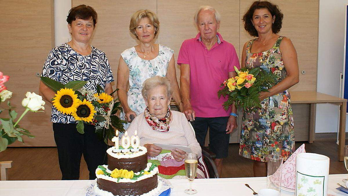 Helene Königshofer im Kreise der Gratulanten, darunter auch Bürgermeisterin Regina Schrittwieser (links)