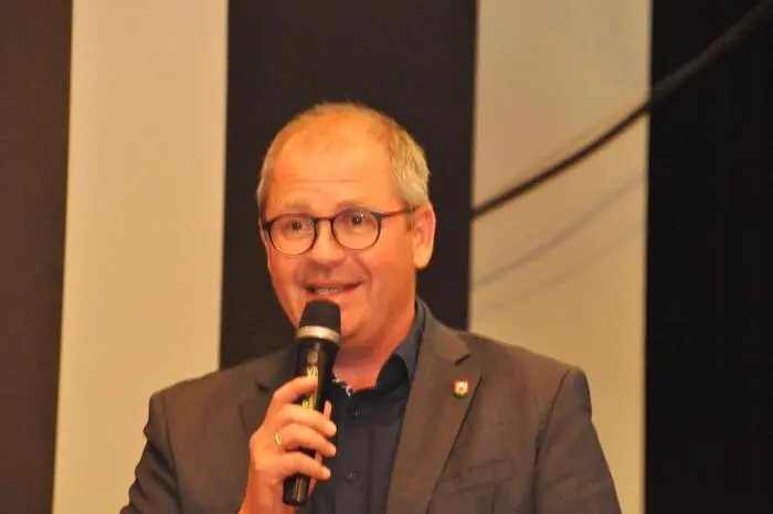 Abschließend bedankte sich Bürgermeister Osprian bei den Musikpädagoginnen und -pädagogen für die aufwendigen Vorbereitungen und bei den Kindern für ihre Leistungen. Er lud alle Mitwirkenden zu einem Eis ein, was von den Kleinen lautstark gefeiert wurde.