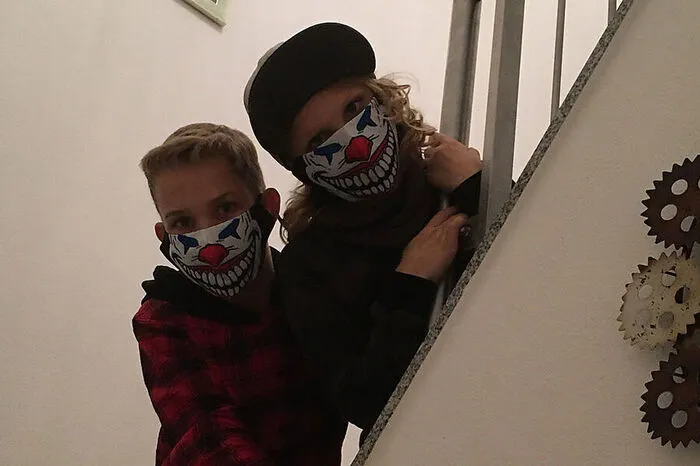 Mit diesen coolen Masken meistern Lukas (13) und Philipp (9) Weilguni aus Ettendorf die Coronakrise.