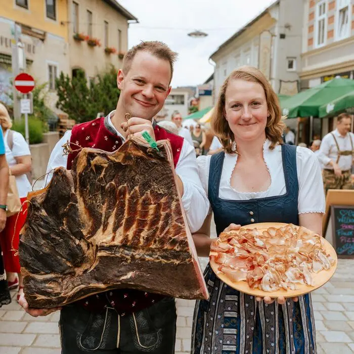 Obmann Johannes Smole und seine Stellvertreterin Anita Schluder organisieren gemeinsam mit dem Speckverein das 32. Gailtaler Speckfest und setzen sich für die Zukunft der bäuerlichen Direktvermarktung im Gailtal ein
