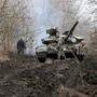 Ukrainische Panzer nahe der russischen Grenze in Luhansk