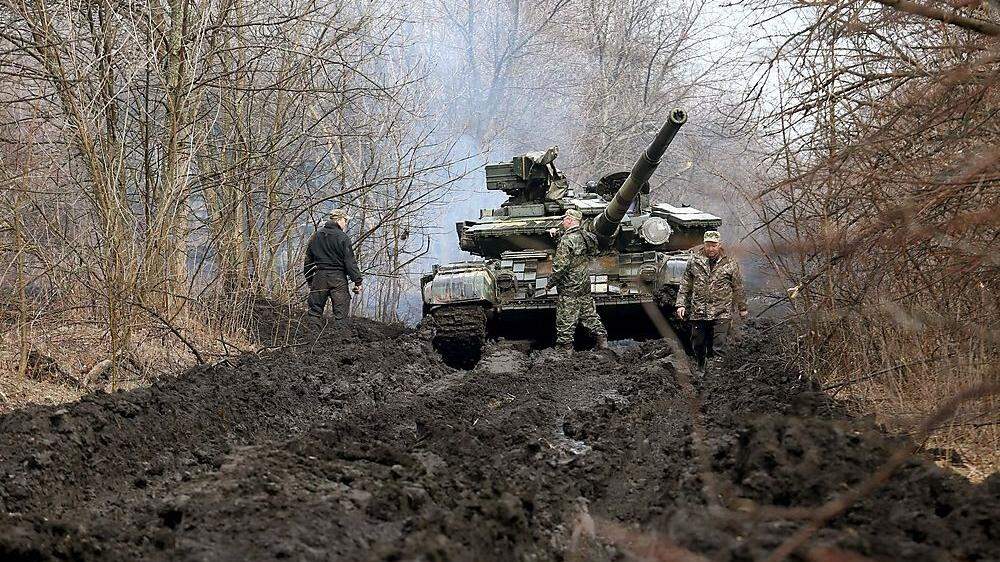Ukrainische Panzer nahe der russischen Grenze in Luhansk