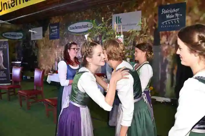 Die Übergabe zwischen den Hoheiten verlief äußerst herzlich.