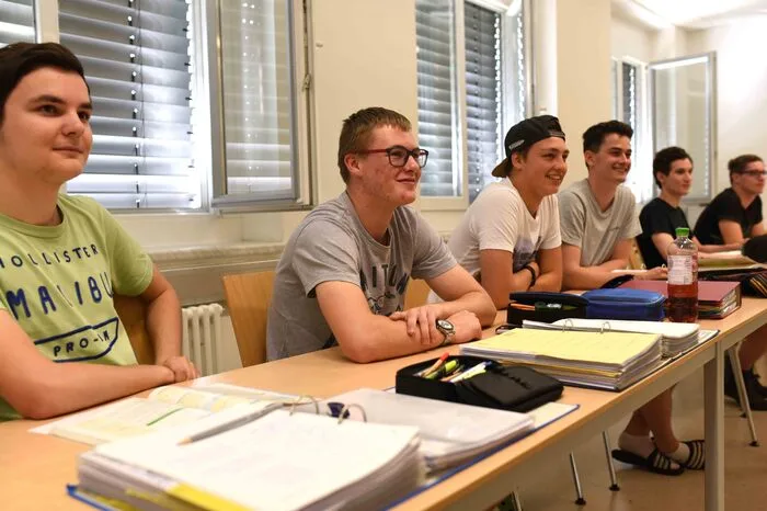 Der Berufsschulunterricht findet in der Lehrlingsschule statt. Die Lehrer kommen ins Haus.
