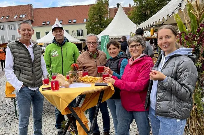 Unter dem Motto „75 Jahre Landjugend Bezirk Fürstenfeld – Ein Grund zum Feiern“ präsentierte der Landjugendvorstand mit Bezirksobmann Philipp Mayer und Bezirksleiterin Linda Baronigg eine pfiffig gestaltete Chronik über das Landjugendleben seit seiner Gründung im Jahre 1949.