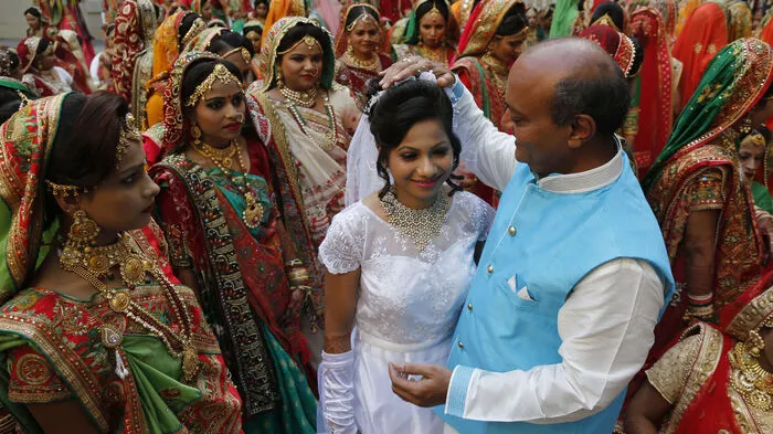 Mahesh Savni organisierte die Hochzeit am Heiligen Abend in Surat im westlichen Bundesstaat Gujarat für Hindu-Paare sowie für Angehörige der muslimischen und christlichen Minderheit.